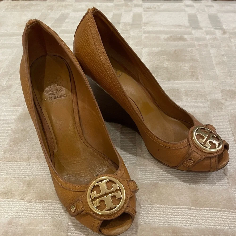 Tory Burch | Leticia Peep-toe Wedge | Tan | Size 8 - Picture 6 of 7